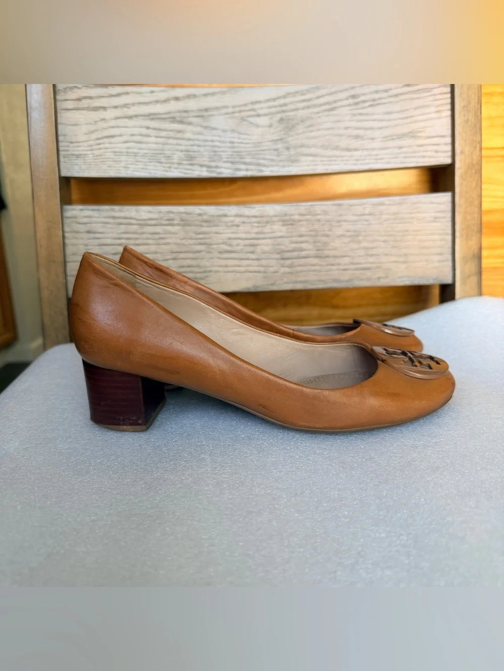 Tory Burch Cognac Leather Mid Block Heel Pumps with Logo Medallion sz 7